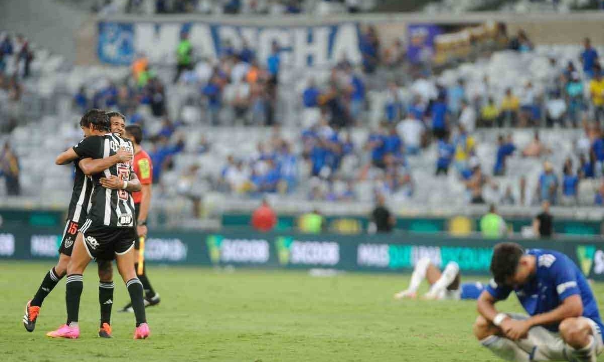 Jogadores do Galo se abraçam em comemoração ao pentacampeonato estadual, no Mineirão, em dia de decepção para a torcida da Raposa -  (crédito: Alexandre Guzanshe/EM/D.A. Press)