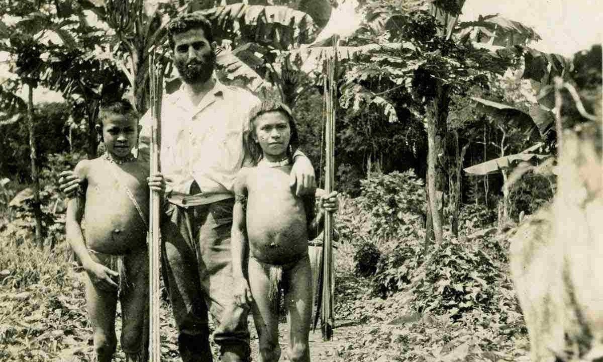 Victor Dequech e crianças indígenas. Expedição Urucumacuan não achou ouro onde 
hoje está o estado de Rondônia, mas o jovem geólogo descobriu um outro Brasil -  (crédito: Murillo Abreu/reprodução)