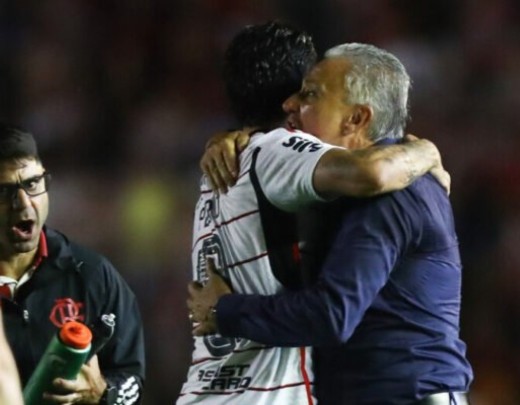 Pedro comemorando gol com Tite -  (crédito: Foto: Gilvan de Souza / Flamengo)