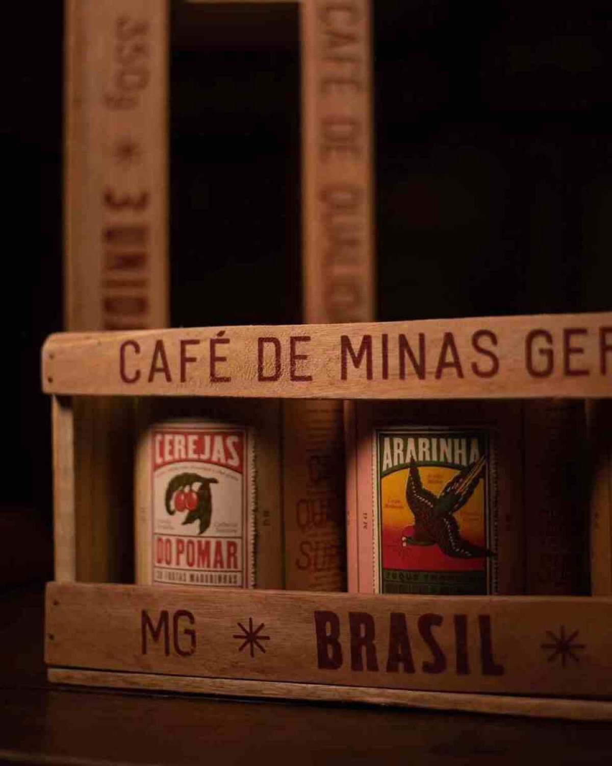 Latas de café Jetiboca em caixa de madeira