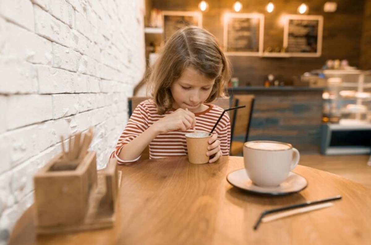 Por que crianças não devem tomar café?