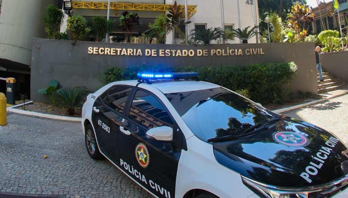 Policial é preso por extorquir e ameaçar tomar casa de família no Rio