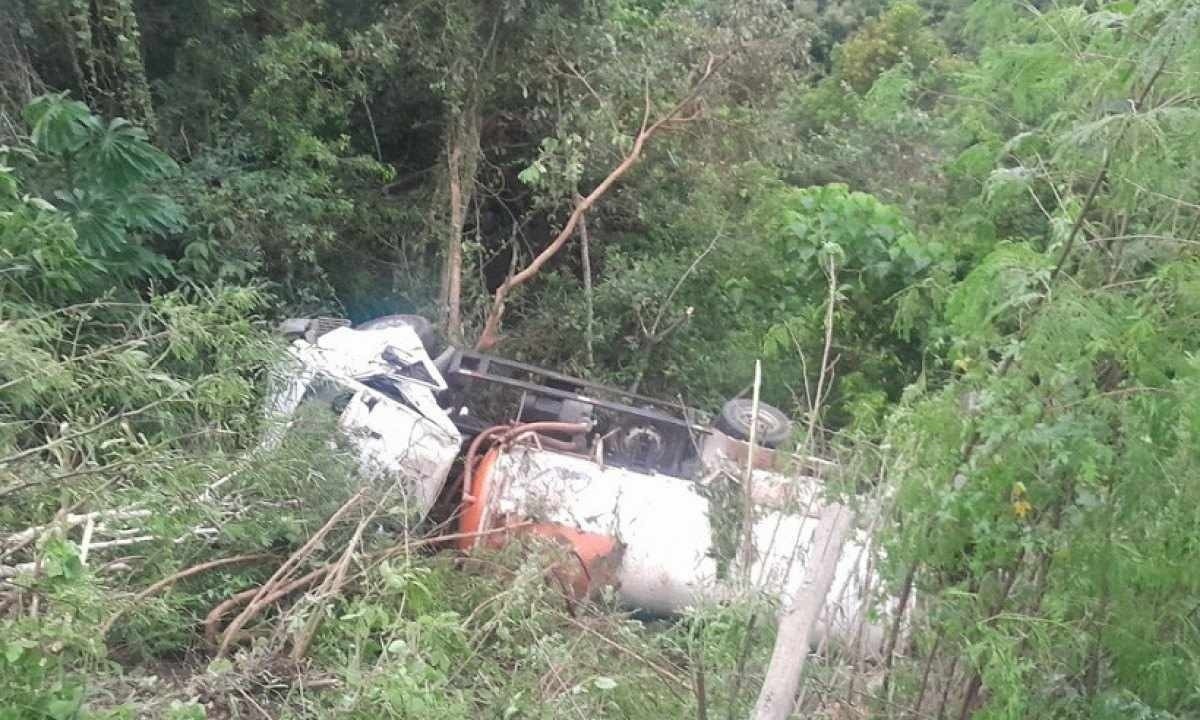 Caminhão ainda não foi retirado do local do acidente. Vítimas foram levadas para o HPS -  (crédito: CBMMG)