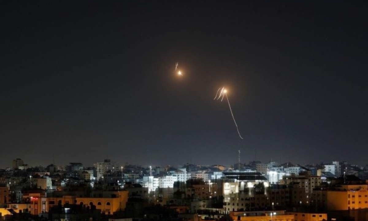 Raios de luz são vistos enquanto o sistema de defesa aérea Iron Dome de Israel intercepta foguetes disparados da Faixa de Gaza para o território israelense em 7 de abril de 2023  -  (crédito: MOHAMMED ABED / AFP)