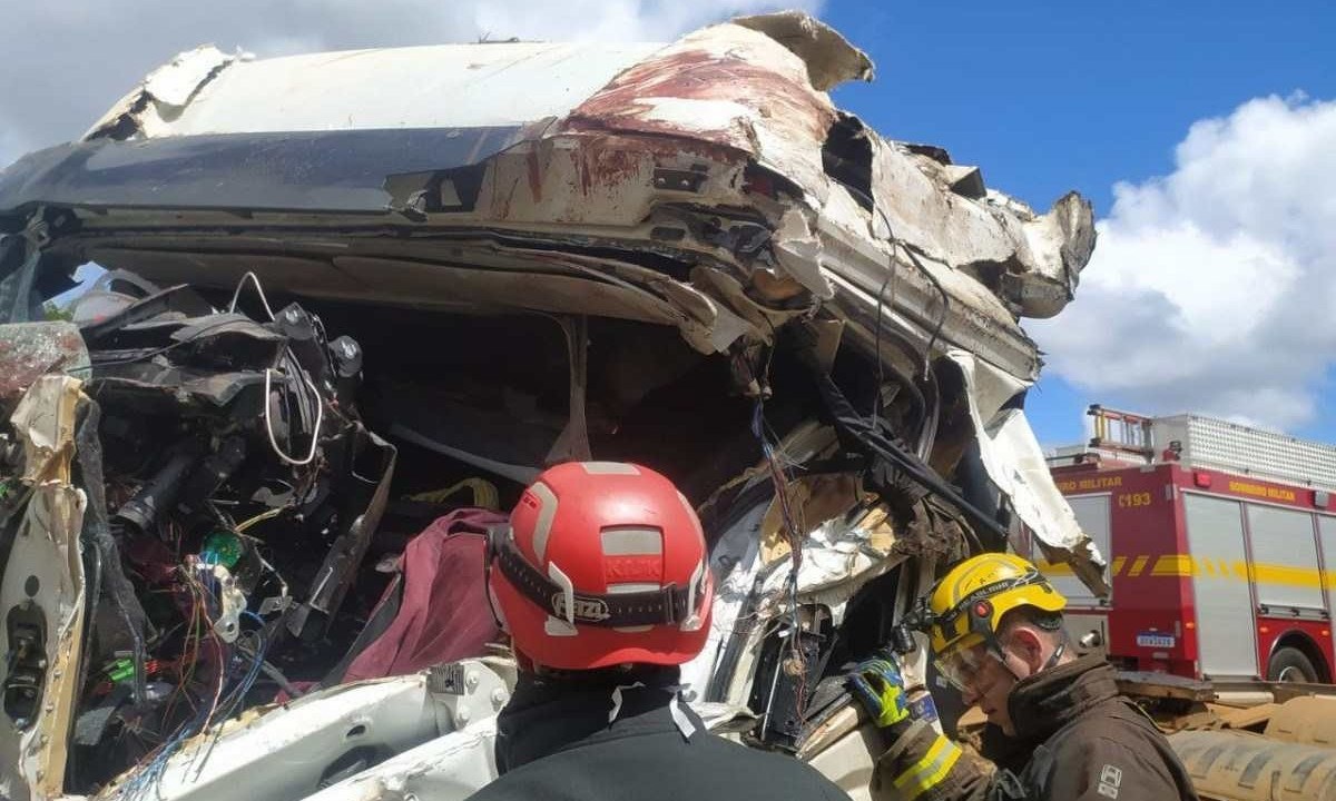 Corpo foi retirado da cabine do veículo com a ajuda de um guincho -  (crédito: Corpo de Bombeiros/Divulgação)