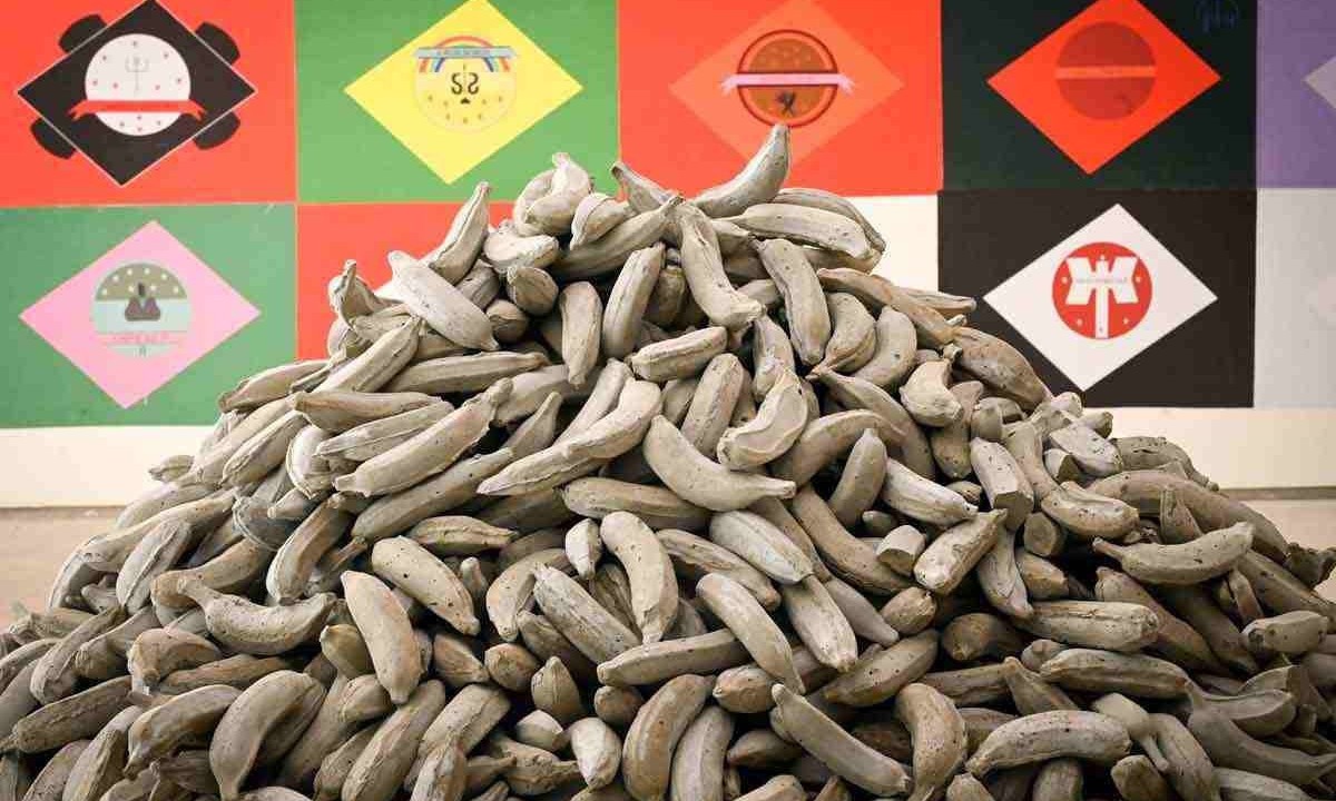 Bananas criadas por Paulo Nazareth remetem tanto  ao alimento  da vida quanto à 
dinamite da guerra -  (crédito:  Leandro Couri/EM/D.A Press)