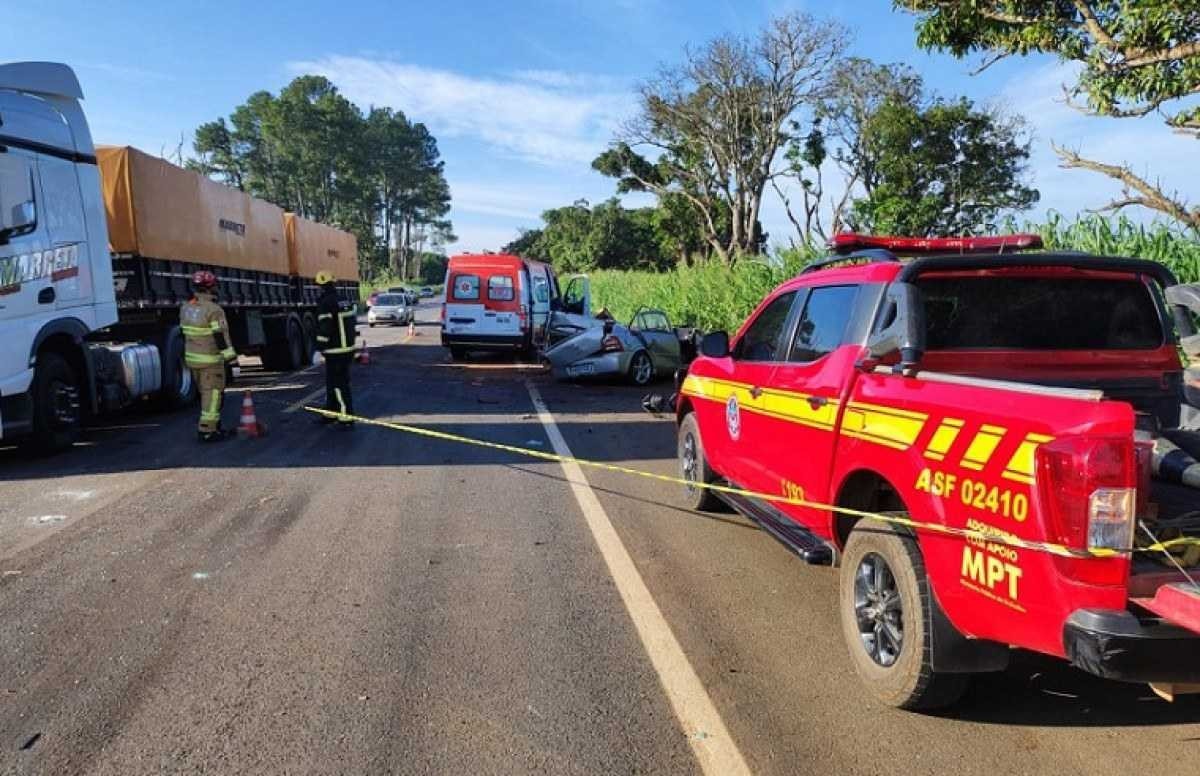 Motorista morre em batida frontal de carro com caminhão de soja em Minas