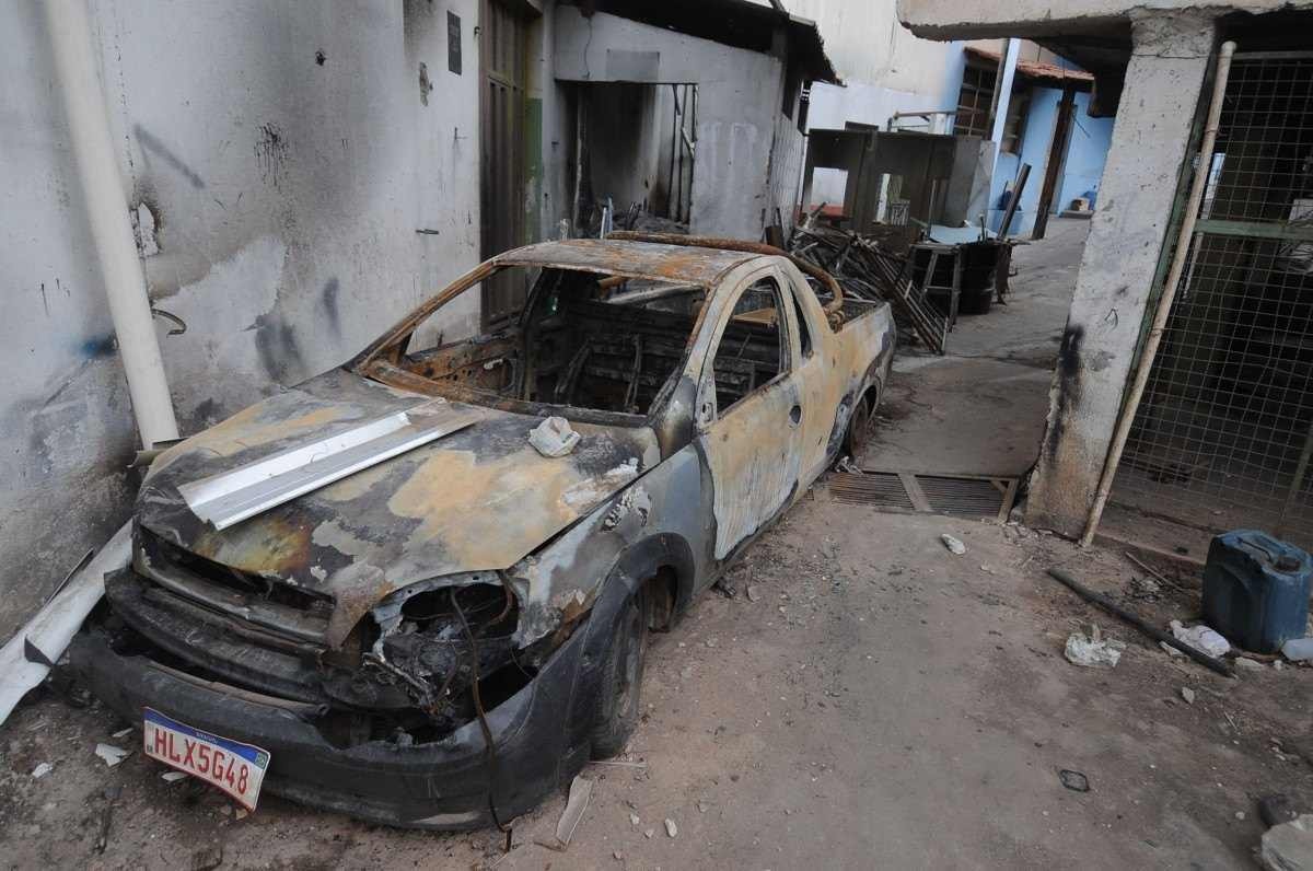 Na vila no Bairro Goiânia, as marcas do incêndio continuam nas casas e nos veículos danificados pelo fogo