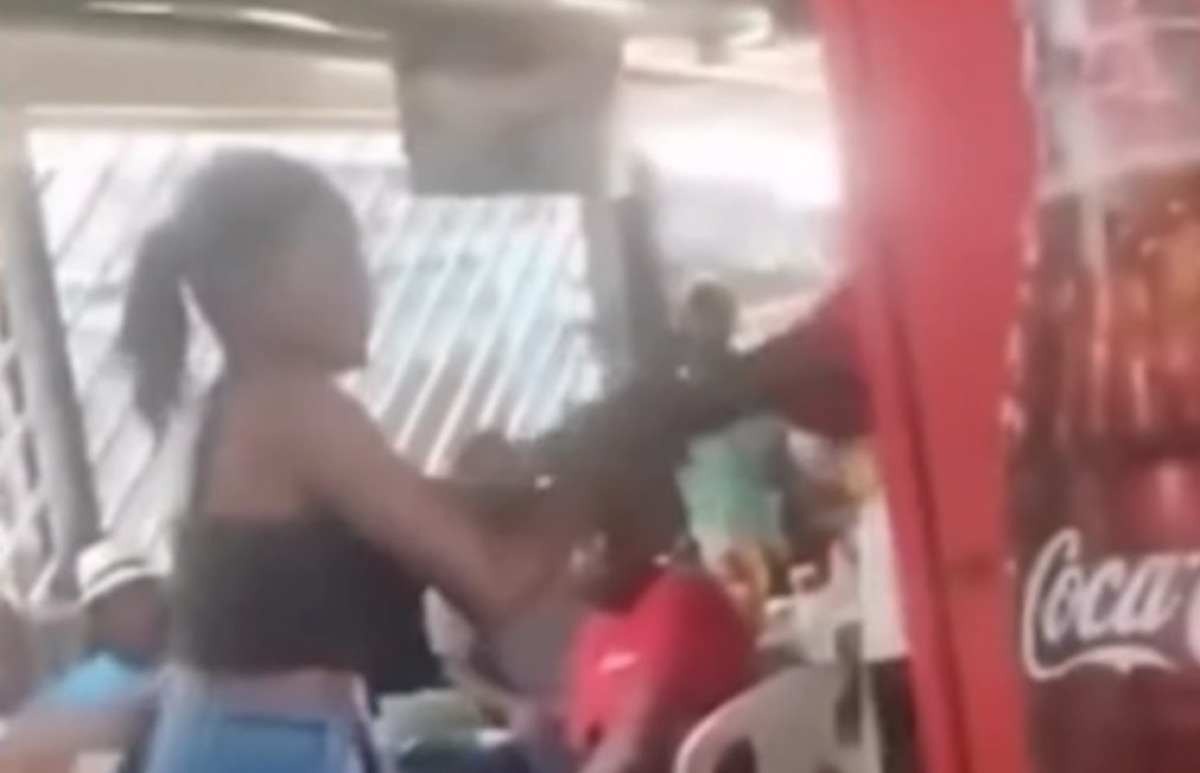 Vídeo: jovem é morta esfaqueada no pescoço durante briga em bar em MG