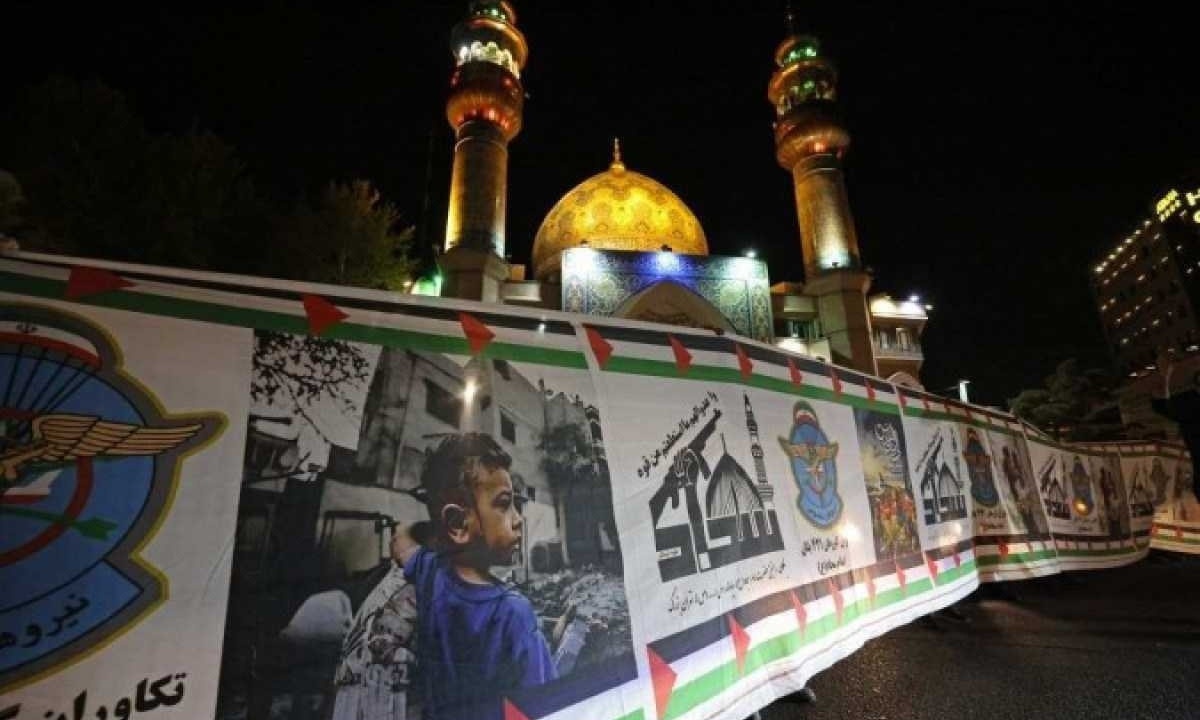 Manifestantes se reúnem na Praça Palestina, em Teerã, em 14 de abril de 2024, depois que o Irã lançou um ataque de drones e mísseis contra Israel  -  (crédito: ATTA KENARE / AFP)
