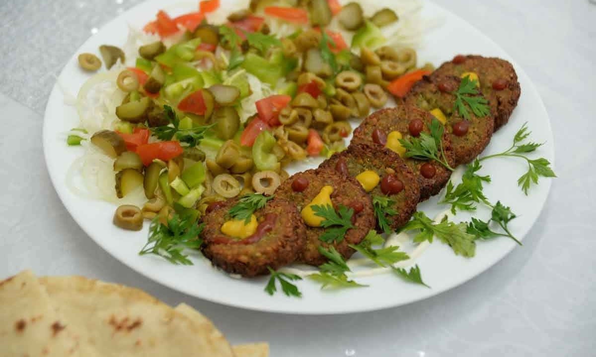 O chapli kabab (R$ 20,99) geralmente é feito de carne moída em formatos pequenos, parecidos com hambúrguer -  (crédito: túlio santos/em/d.a. pressi)