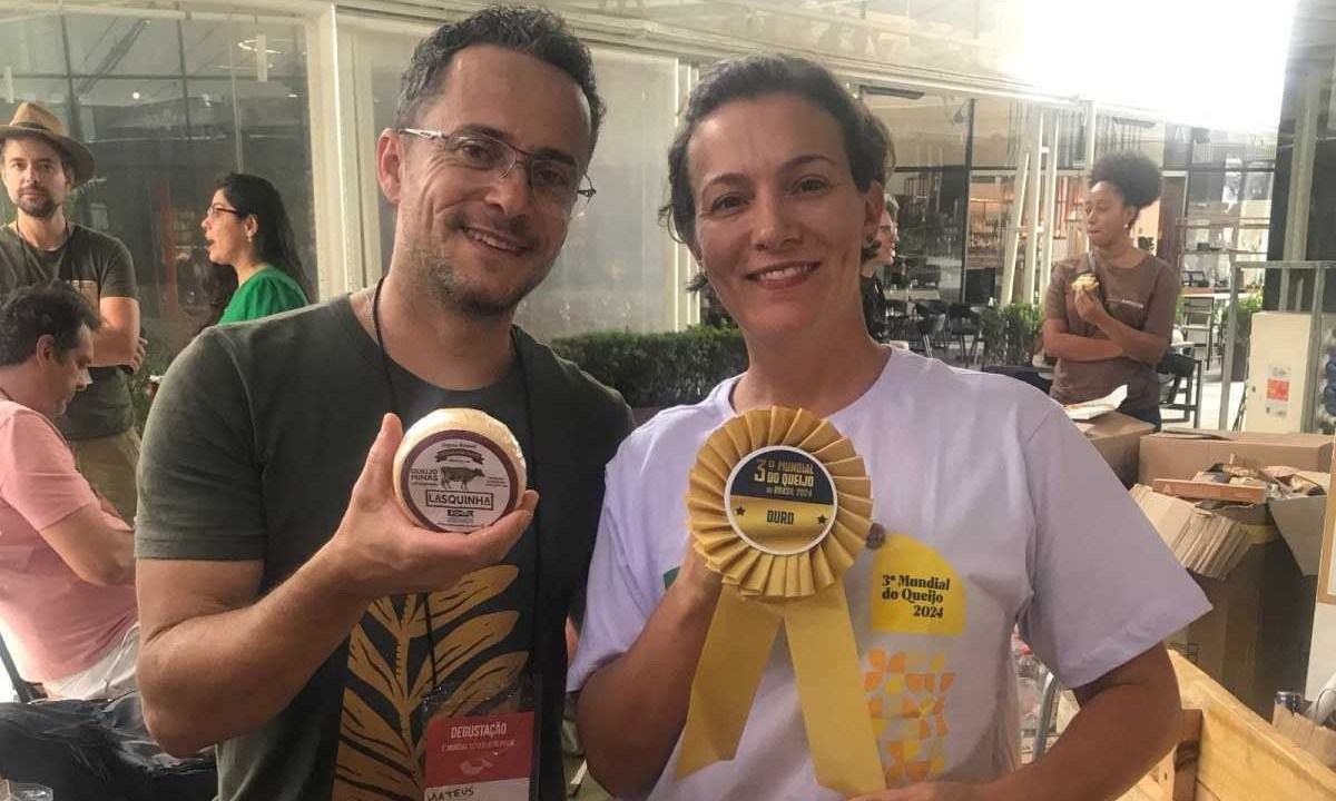 O casal Mateus Brandão e Tereza Rodrigues com o queijo vencedor - (crédito: Reprodução) O casal Mateus Brandão e Tereza Rodrigues com o queijo vencedor - (crédito: Reprodução)