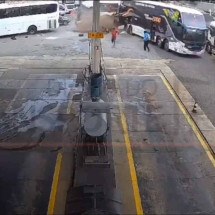 Vídeo: ônibus invade posto de gasolina e deixa 14 feridos  - Reprodução 