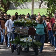 Corpo de ciclista atropelado no Centro de BH é sepultado em meio a revolta  - Ramon Lisboa/EM/D. A. Press