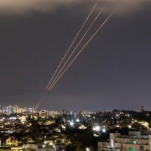 O alerta máximo em Israel após ataque iraniano sem precedentes - Reuters
