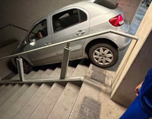 Torcedor cruzeirense se equivoca em tentativa de sair do estacionamento e desce oito degraus do Mineirão com carro -  (crédito: Foto: Reprodução)