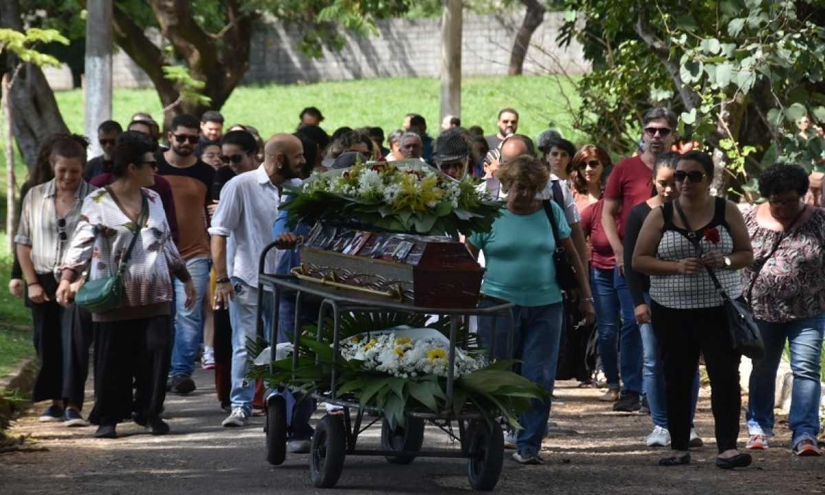 O caixão do ciclista Fabrício estava coberto por fotos dele, em vida, com amigos -  (crédito: Ramon Lisboa/EM/D. A. Press)