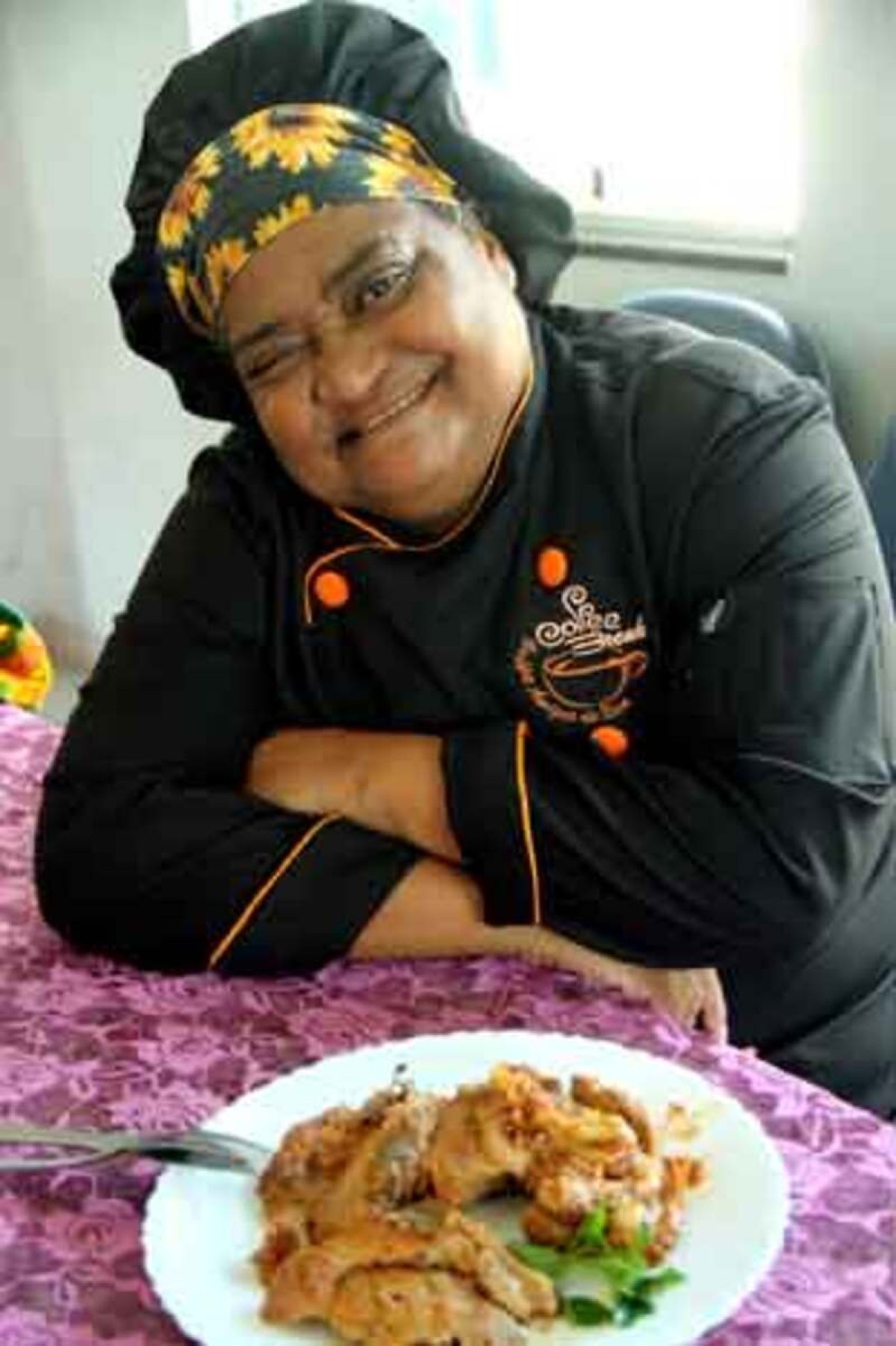 A cozinheira mostra sua versão de lombo de porco ao molho de cebolas