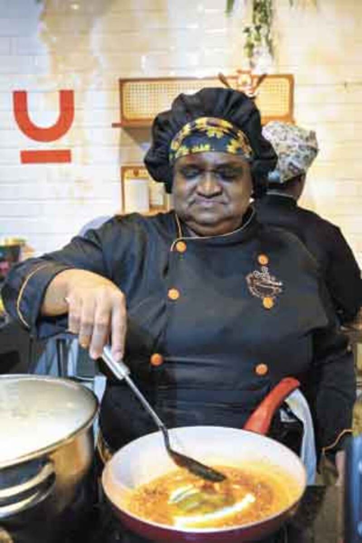 A chef em ação durante homenagem que recebeu da frente da gastronomia mineira (FGM)