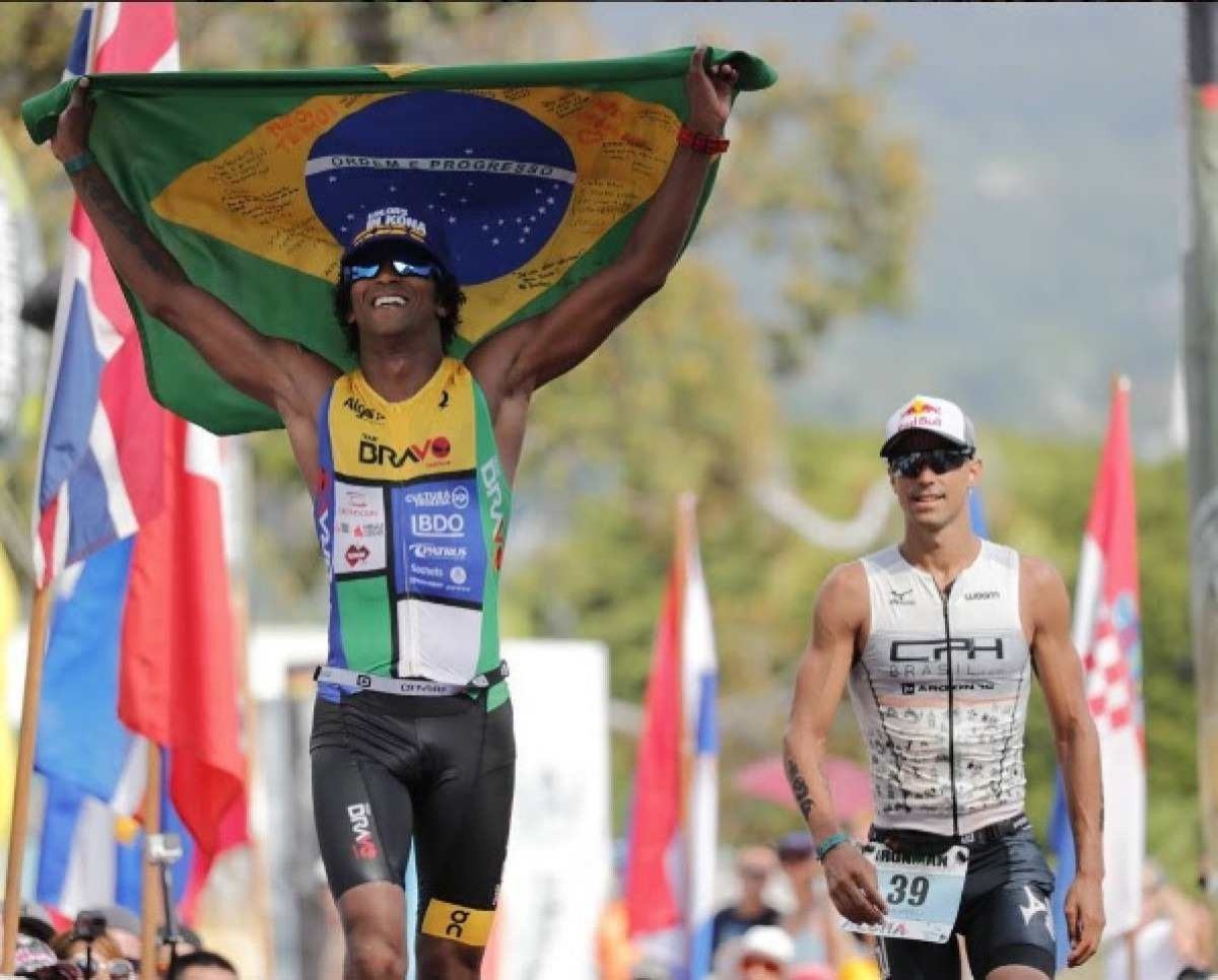 Thiago Vinhal com a bandeira brasileira