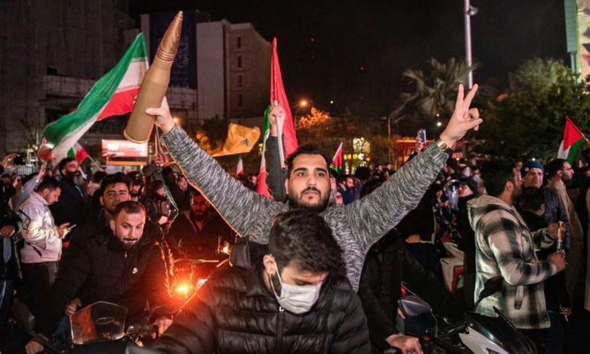 Em Teerã, longas filas se formaram em postos de gasolina depois que o Irã anunciou que atacaria Israel -  (crédito: Fatemeh Bahrami/Anadolu via Getty Images)
