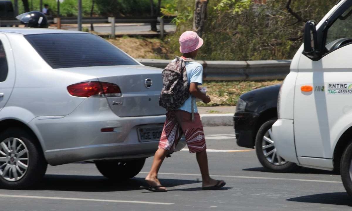Em Belo Horizonte, cenas de crianças trabalhando com comércio ambulante nas ruas são comuns -  (crédito: Paulo Filgueiras/EM/D.A Press - outubro/2012)