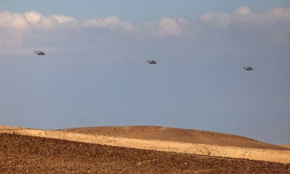 Helicópteros de transporte militar de carga pesada da Força Aérea israelense sobrevoam o Deserto de Negev, atingido no ataque iraniano  -  (crédito: AFP)