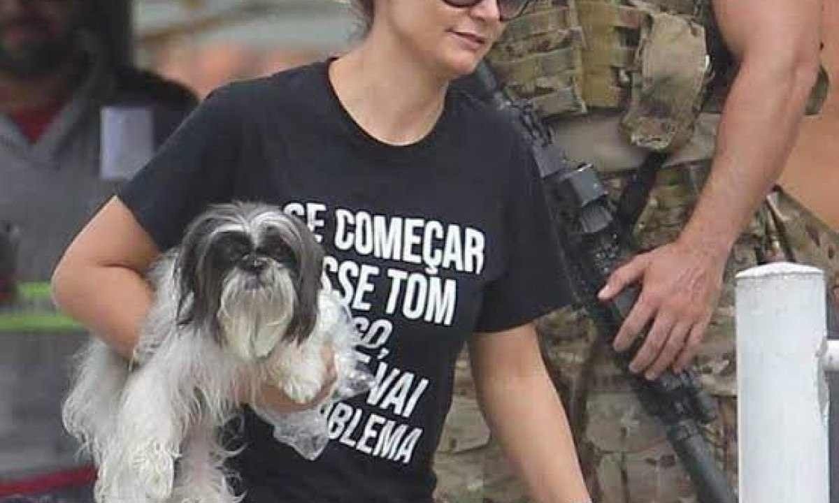 Michelle Bolsonaro já usou blusa com falas de Gabriela Hardt contra Lula