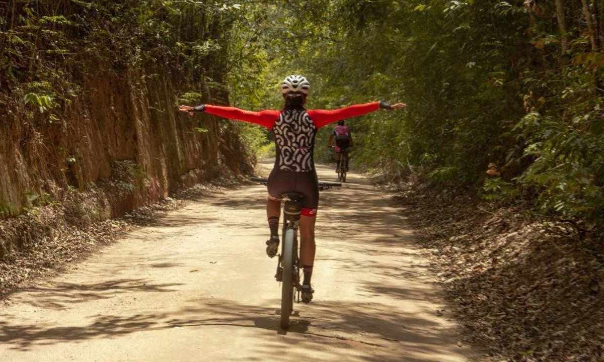 Pedalando por estradas de terra, os turistas presenciam paisagens da antiga Estrada
de Ferro Bahia-Minas -  (crédito: Maria Laender/Divulgação)