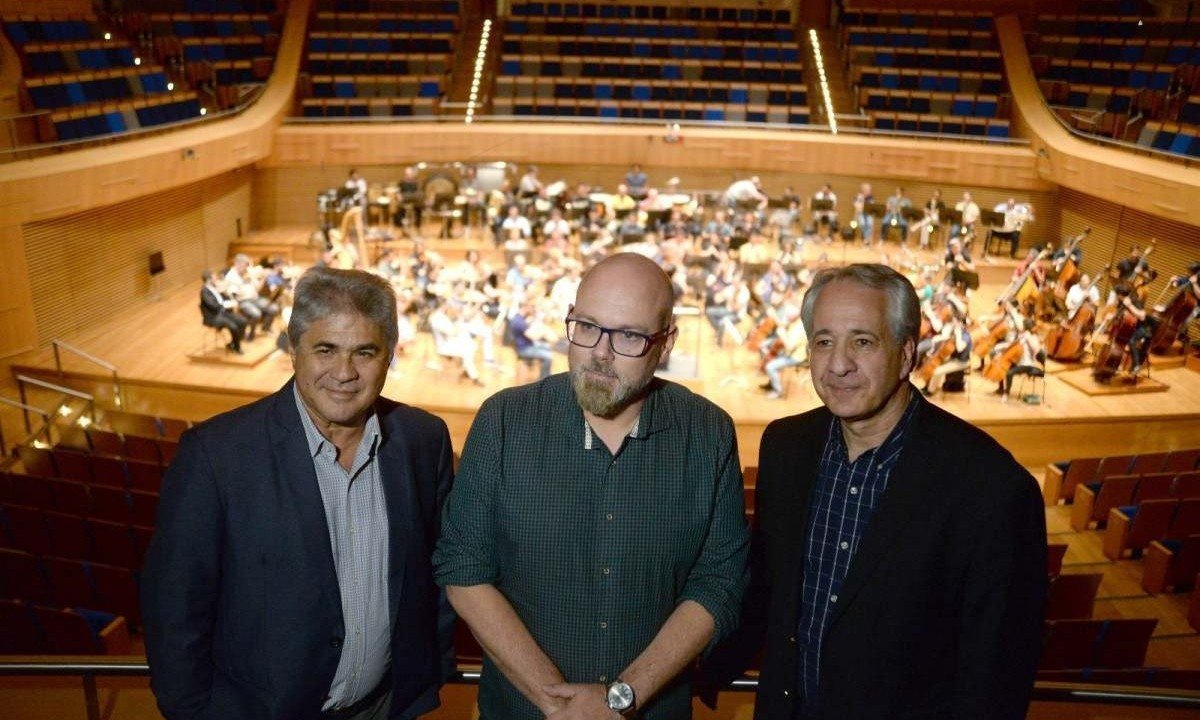 Diomar Silveira, presidente do Instituto Cultural Filarmônica, com o deputado estadual Professor Cleiton e o regente Fabio Mechetti, na Sala Minas Gerais -  (crédito: Túlio Santos/EM/D.A Press)