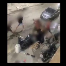 Adolescente atropela jovens com carro da mãe em Bento Ribeiro, no Rio - Reprodução/Dailymotion