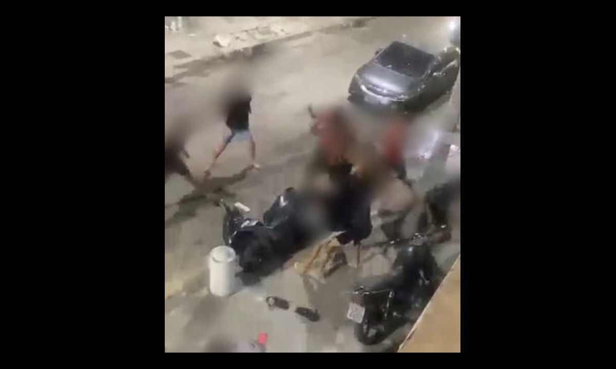  Motos foram jogadas ao chão no atropelamento, que feriu jovens no Rio de Janeiro -  (crédito: Reprodução/Dailymotion)