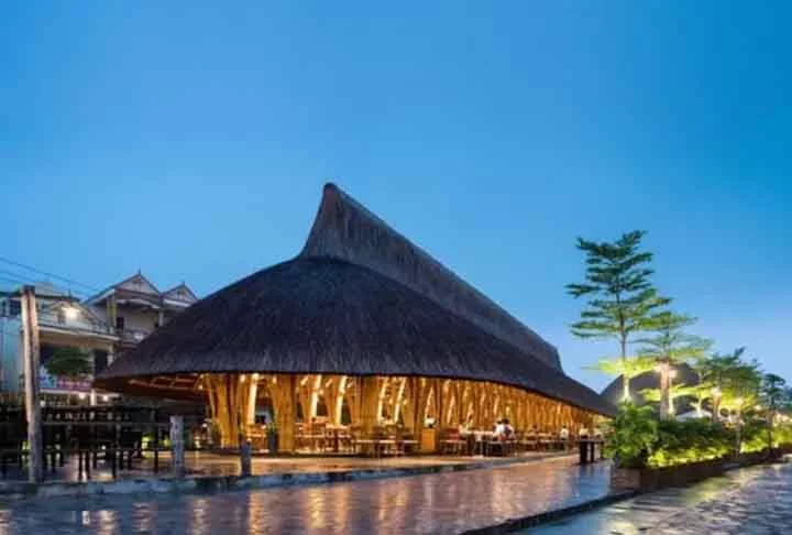 Nocenco Cafe, Vietnã: Esse café foi projetado pelo escritório de arquitetura VTN Architects, em parceria com a Bambubuild, uma empresa especializada em construção com bambu. -  (crédito:  Divulgação Bambubuild)
