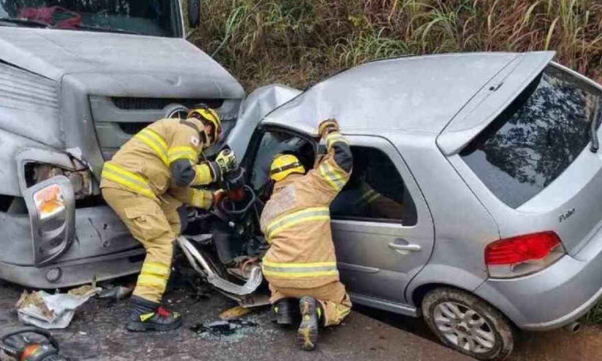 Carro se chocou de frente com o caminhão -  (crédito: Corpo de Bombeiros/Divulgação)