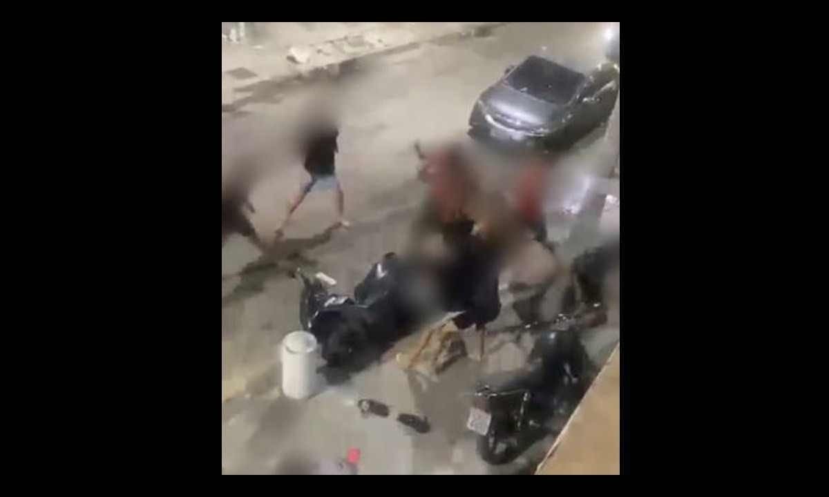 Jovem envolvido em briga pegou carro da mãe e atropelou envolvidos em briga -  (crédito: Reprodução/Daily Motion)
