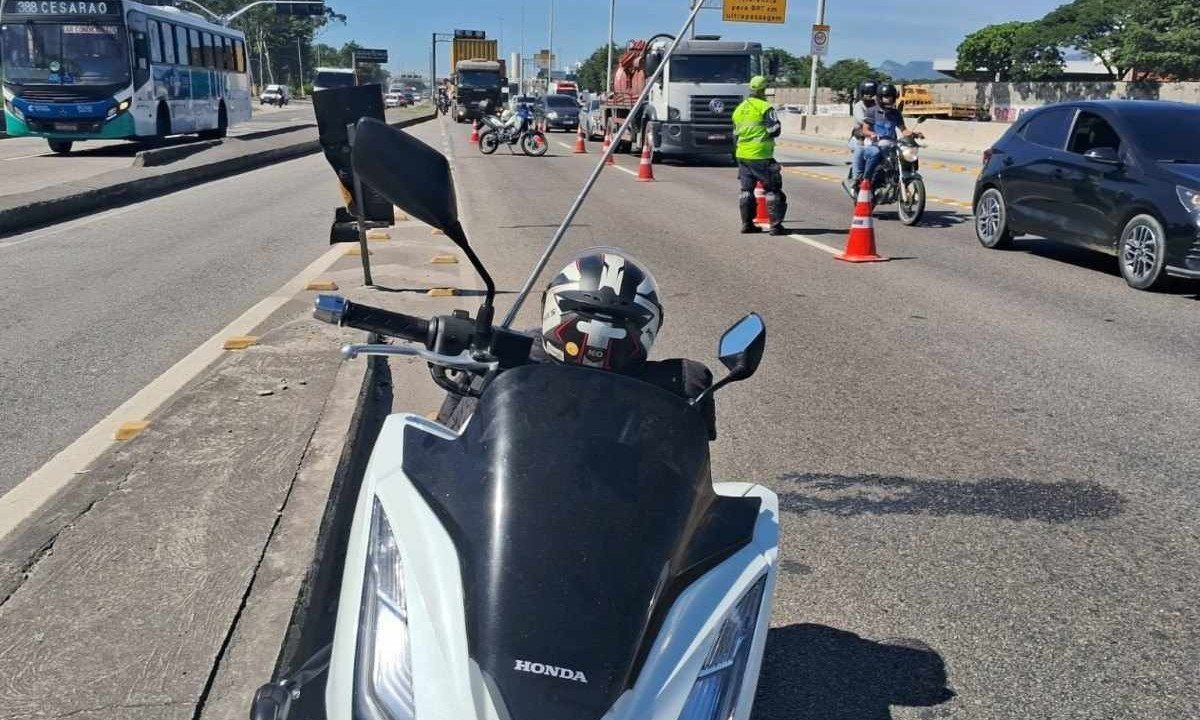 Trânsito ficou parcialmente interrompido na Avenida Brasil (RJ) -  (crédito: Cyro Neves / Rádio Tupi)