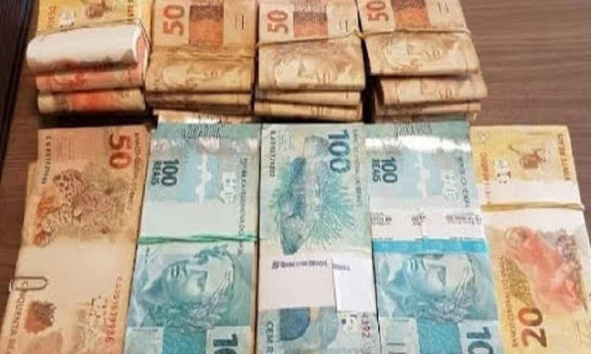 As notas falsas eram de R$ 20, R$ 50 e R$ 100 e foram despejadas no comércio de Tabuleiro, em MG -  (crédito: Redes sociais)