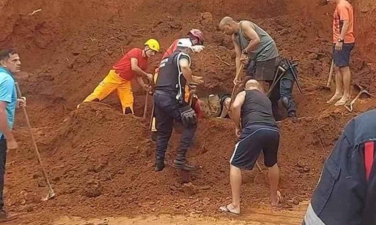 Idoso morre e homem fica ferido em deslizamento de terra em obra em Itajubá, no Sul de Minas -  (crédito: CBMMG)
