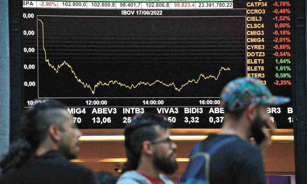 Apesar dos temores, bancos e analistas acreditam que o Ibovespa poderá chegar a dezembro resvalando na marca dos 140 mil pontos -  (crédito: Nelson ALMEIDA/AFP)