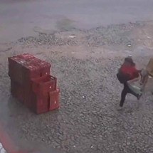Vídeo: vaca persegue mulher e invade supermercado no interior de MG - Reprodução