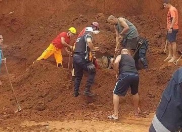 Idoso morre e homem fica ferido em deslizamento de terra em obra em Itajubá, no sul de Minas
 -  (crédito: CBMMG)
