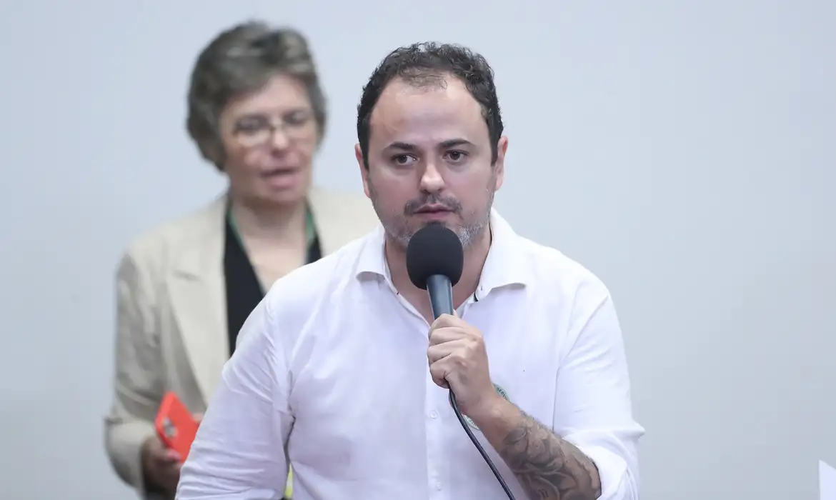 Deputado Glauber Braga expulsa militante do MBL da Câmara -  (crédito: EBC)