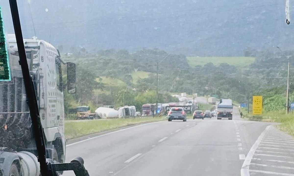 Caminhão carregado de cimento tombou e fila de carros chega na cidade de Extrema, no Sul de Minas -  (crédito: Redes Sociais)
