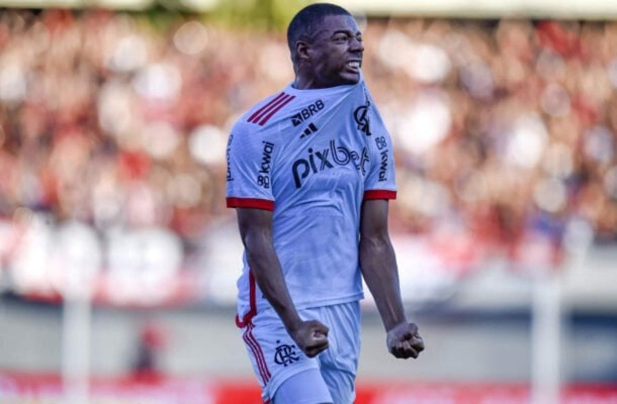 Pet elogia De La Cruz após golaço de falta: ‘Flamengo estava precisando’