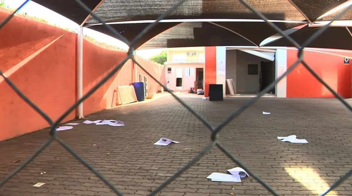 Pai e filha fugiram às pressas e deixaram locadora de veículos em Hortolândia abandonada  -  (crédito: Reprodução/EPTV)