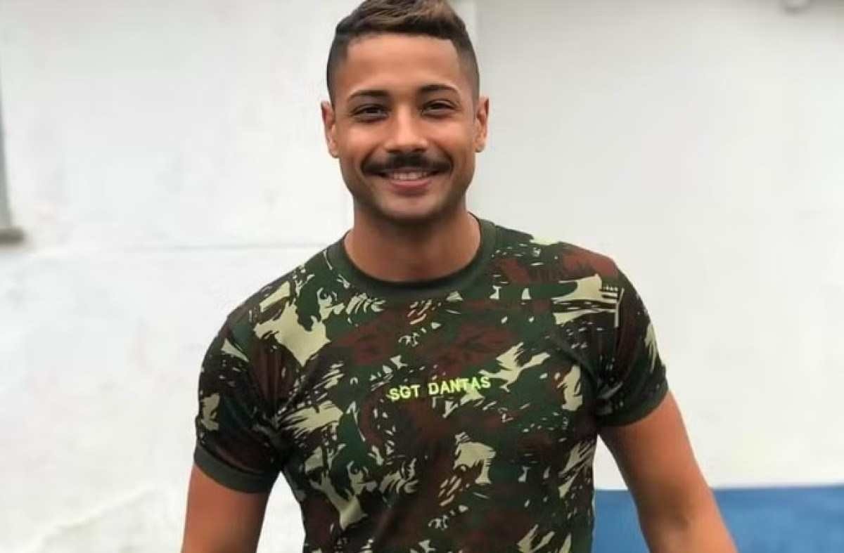 Lucas Dantas do Nascimento, sorrindo, com uniforme do Exército