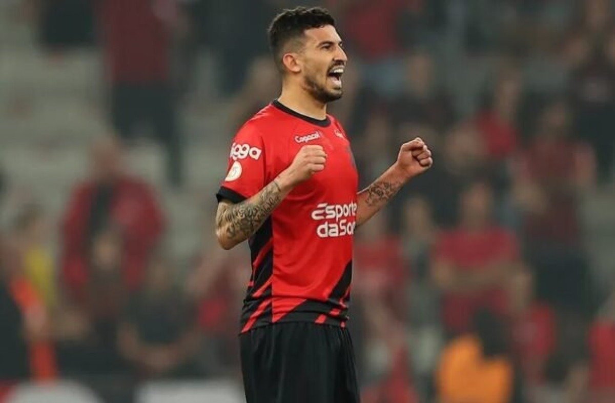 Botafogo sonda zagueiro do Athletico e avalia proposta