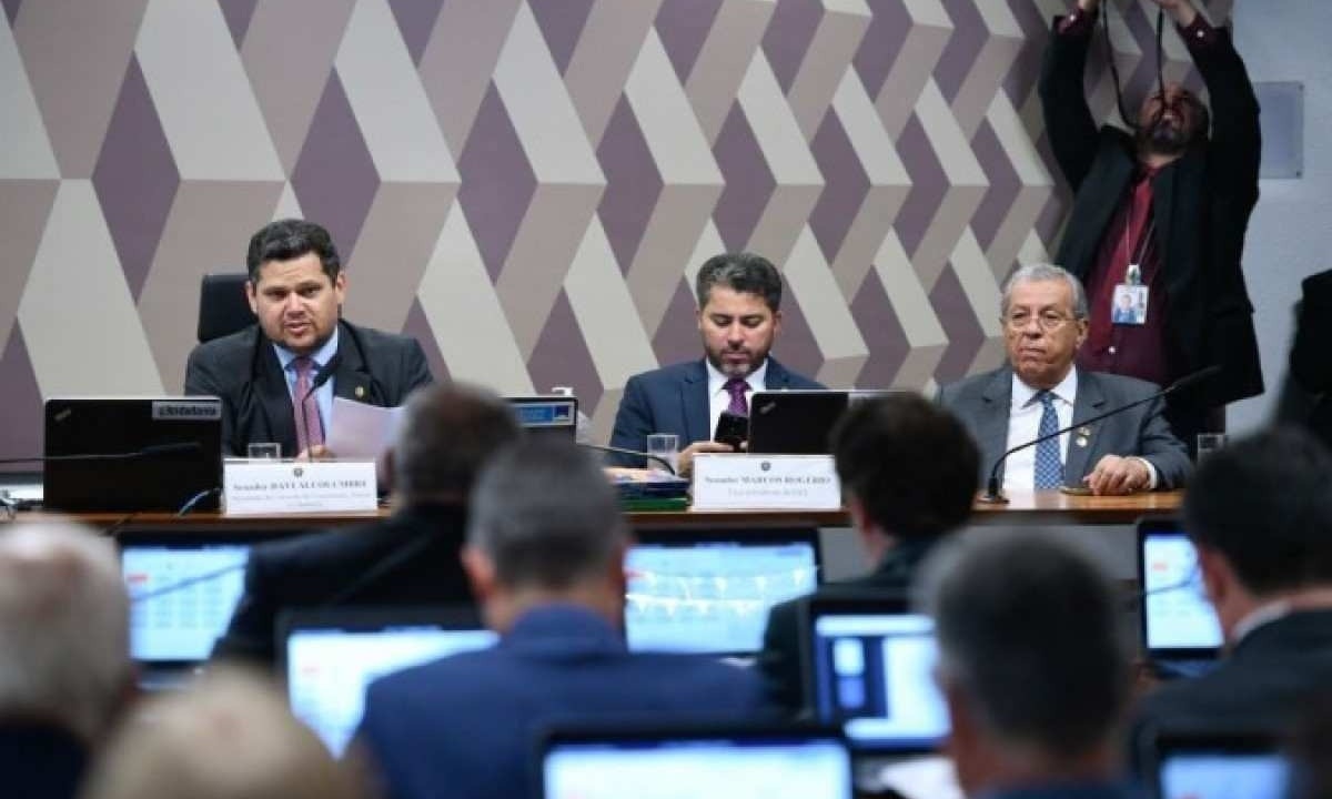 A PEC do quinquênio foi aprovada pela CCJ, presidida por Davi Alcolumbre -  (crédito: Edilson Rodrigues/Agência Senado)