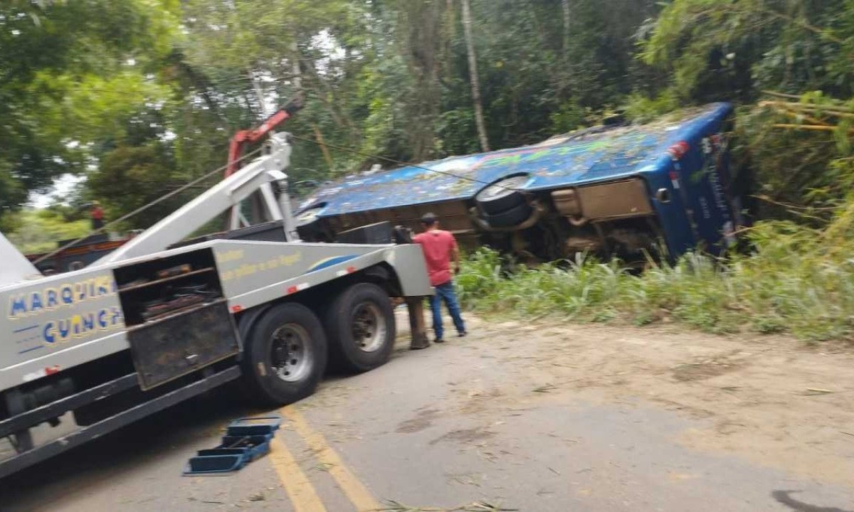 O acidente com o ônibus deixou sete pessoas mortas na rodovia MG-120, na altura da cidade de São Pedro do Suaçuí, no Vale do Rio Doce -  (crédito: PMRv/Divulgação )