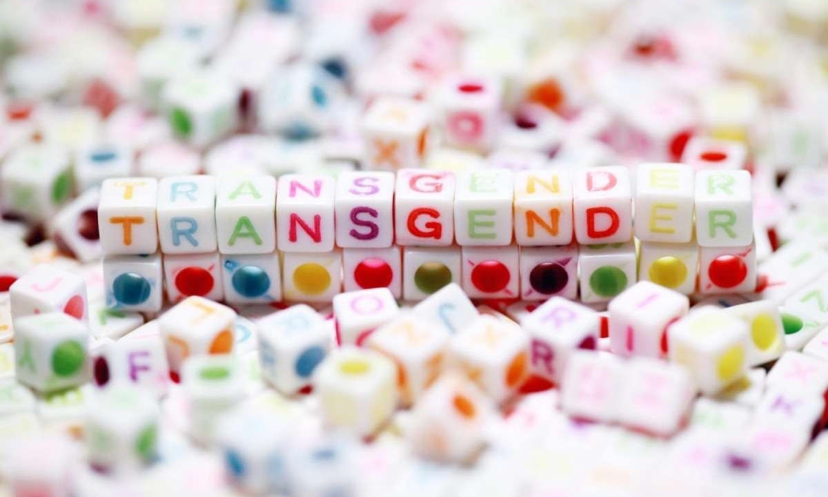 Bloquinhos quadrados emparelhados com letras da palavra 'transgender' (transgênero, em inglês) -  (crédito: Pexels)